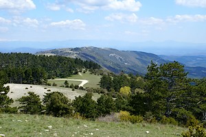 Vue à l'est de la montagne du Luberon