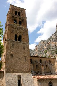Au pied du clocher de l’église