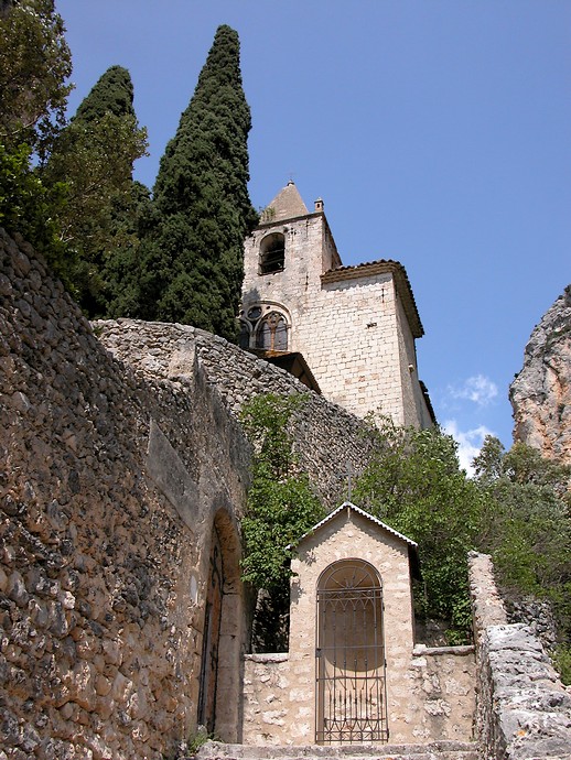 Moustiers-Sainte-Marie (Alpes-de-Haute-Provence) - Au pied de la chapelle Notre-Dame-de-Beauvoir
