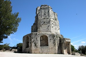 Au pied de la tour Magne