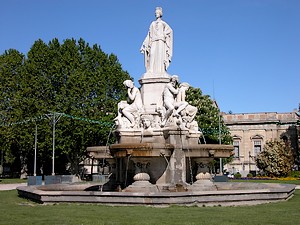 Fontaine Pradier sur l'esplanade De Gaulle