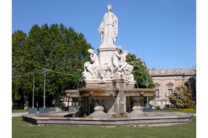 Fontaine Pradier sur l'esplanade De Gaulle