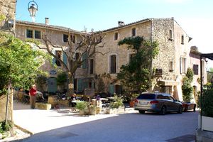 Placette face à la place