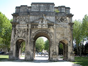 Derrière l'Arc de Triomphe