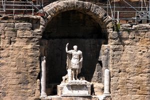 Zoom sur la statue d’Auguste