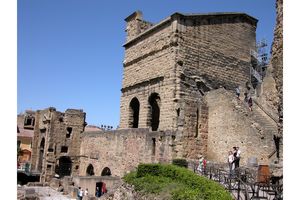 Vers l'entrée du théâtre antique