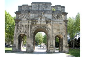 Derrière l'Arc de Triomphe