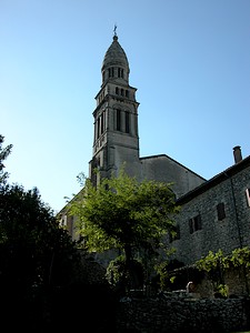 Au pied de la chapelle