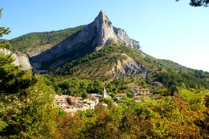 Autre point de vue sur le village et sur une des falaises