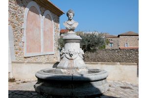 Fontaine devant le Vieux Lavoir d'Orsan