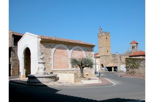 Un vieux lavoir d'Orsan et clocher de l’église Saint Martin