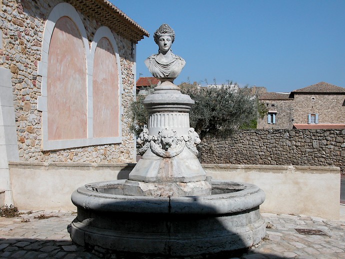 Orsan (Gard) - Une fontaine