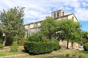 Jardin face à l'église Notre-Dame-de-Nazareth