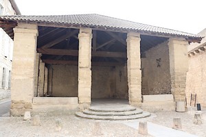 Une halle avant la Porte Notre-Dame
