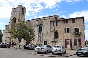 L'église depuis la place Notre-Dame-de-Nazareth