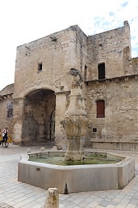 Fontaine face à la Porte Notre-Dame