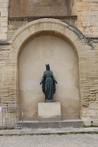 Statue au pied du clocher de l'église