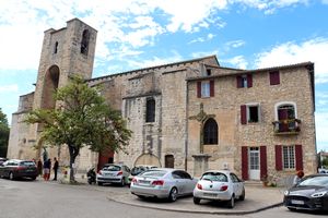 L'église depuis la place Notre-Dame-de-Nazareth
