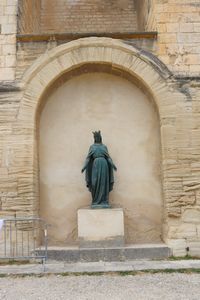 Statue au pied du clocher de l'église