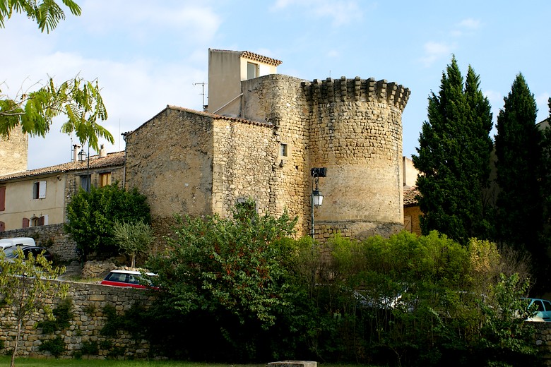 Peyrolles-en-Provence (Bouches-du-Rhône) - Fortification face à l'église