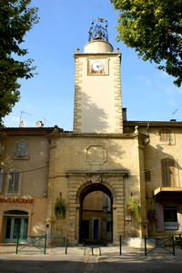 Face au beffroi du XVIIe siècle