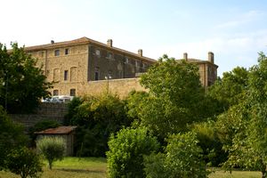 Derrière le château du Roi René 