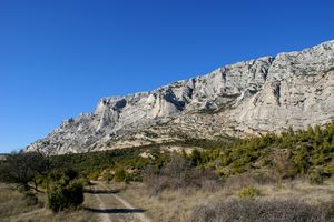 Au pied de la Sainte-Victoire (léger aperçu de la Croix de Provence)
