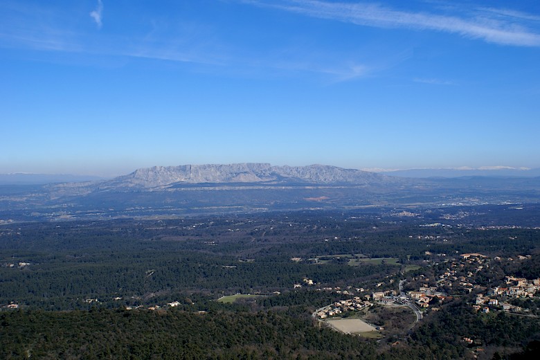 Montagne Sainte-Victoire à l'horizon