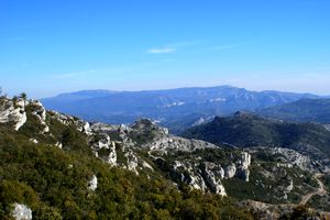 Massif de la Sainte-Baume à l'horizon