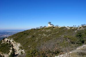 Tour surplombant le village de Mimet