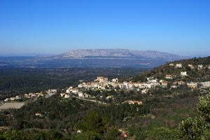 Village de Mimet et la montagne Sainte-Victoire à l'horizon