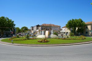 Grand rond-point bien décoré et fleuri