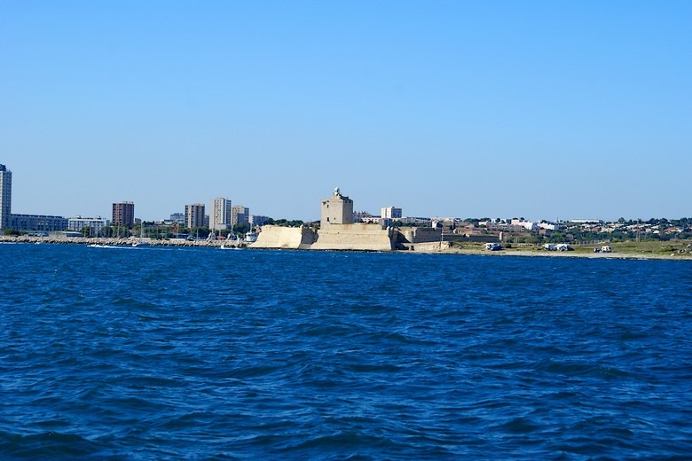 Fort de Bouc à l'horizon