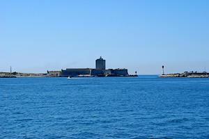 Fort de Bouc à l'horizon