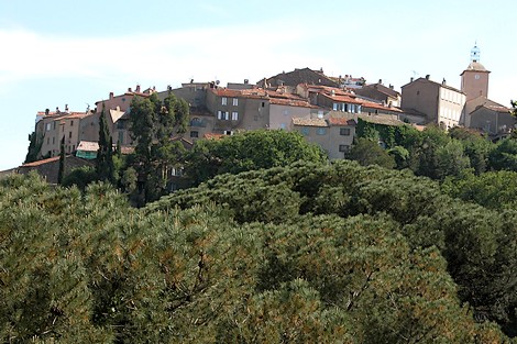 Au pied du village