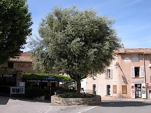 Place devant l'église