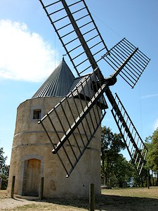 Face à un des moulins