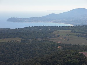Baie de Cavalaire-sur-Mer à l’horizon