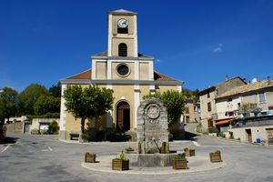 La vieille fontaine et l'église de Rosans