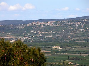 Village de Gordes à l'horizon