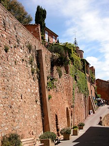 Muraille au coeur du village