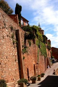 Muraille au coeur du village