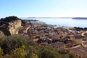 Le port avec l'étang de Berre à l'horizon