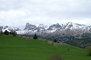 Sommet Alpins dominant le village