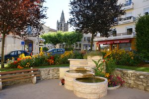 Petite place décorée de fleurs
