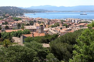 Centre-ville et Golfe de Saint-Tropez à l'horizon