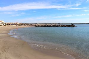 Plage devant la ville