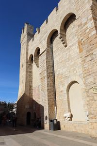 Retour au pied de l'église