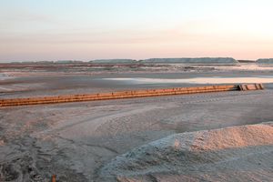 Montagnes de sel à l'horizon