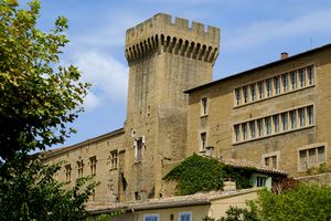 Derrière le château